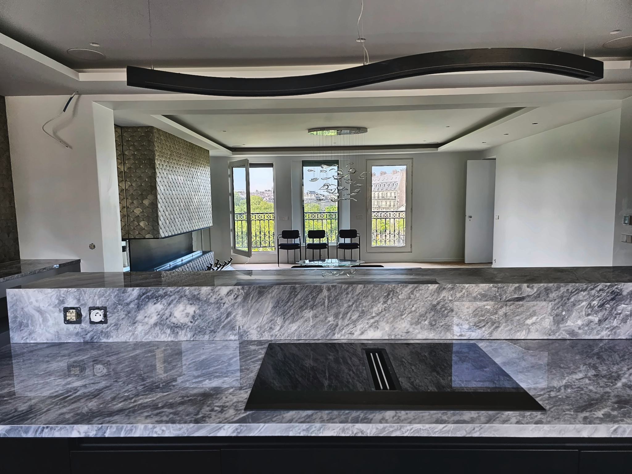 Rénovation cuisine Paris 15e — îlot en marbre gris veiné avec vue sur salon AGV Rénov