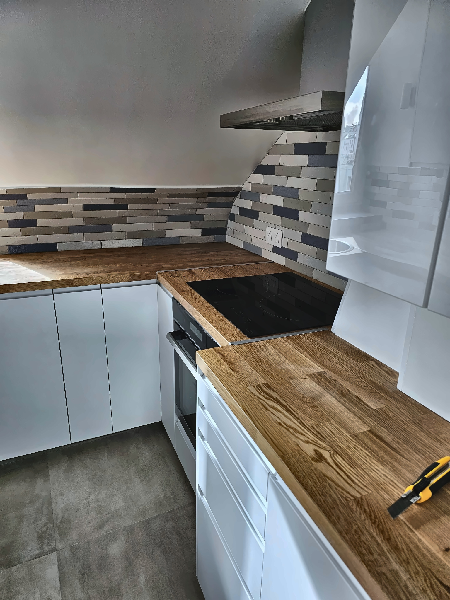 Rénovation cuisine Paris 17e — cuisine blanche plan bois et carrelage AGV Rénov