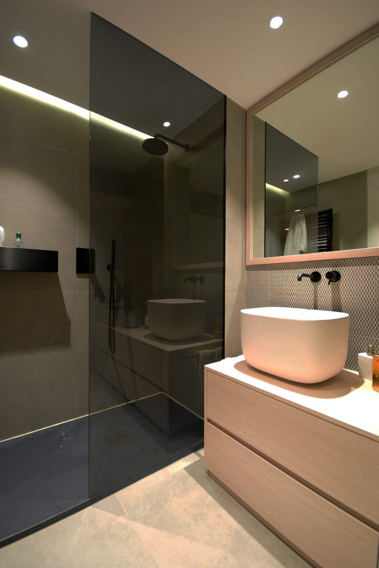 Installation douche à l'italienne grès cérame gris et bois — Hauts-de-Seine