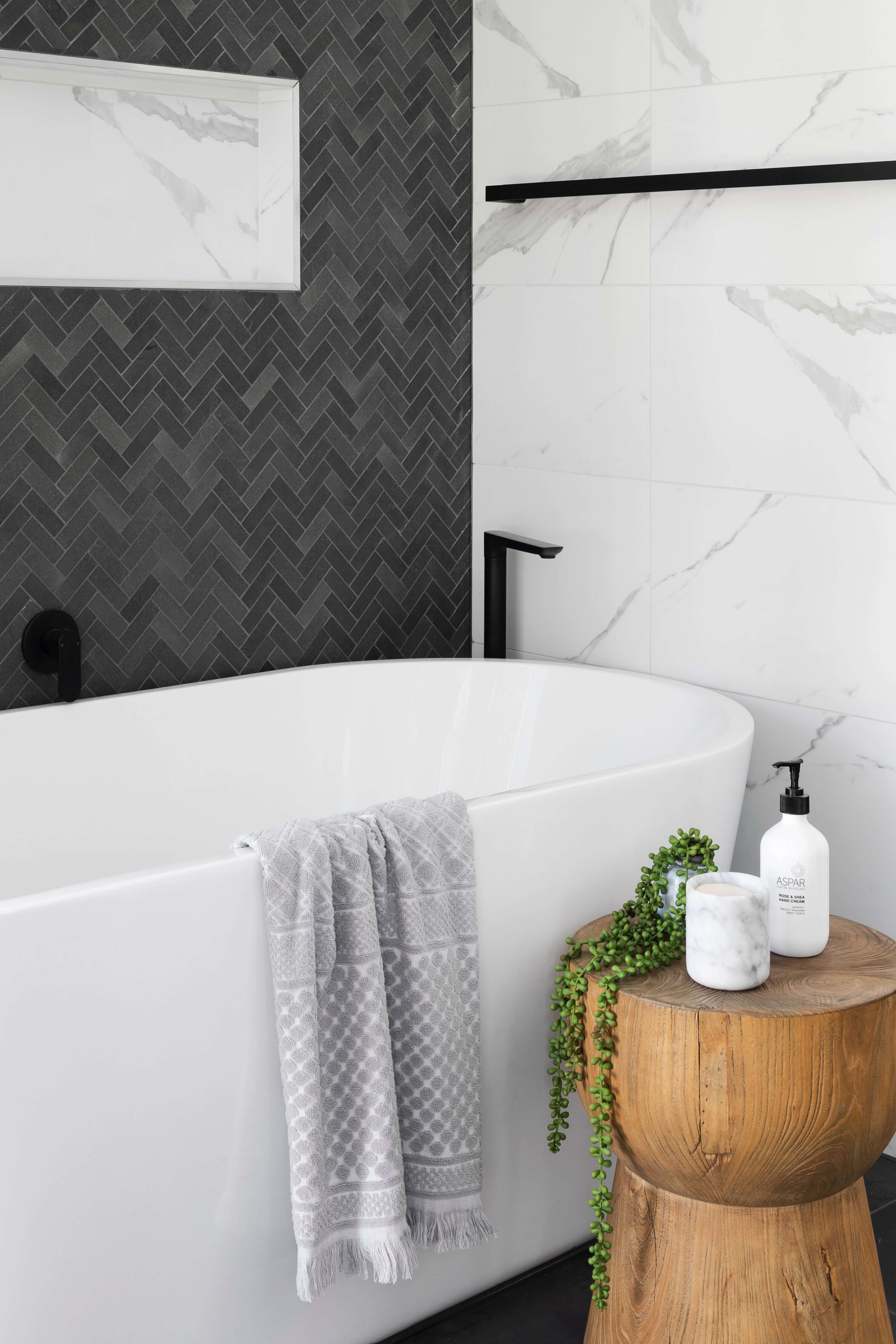 Création salle de bain avec baignoire îlot Rueil-Malmaison — AGV Rénov