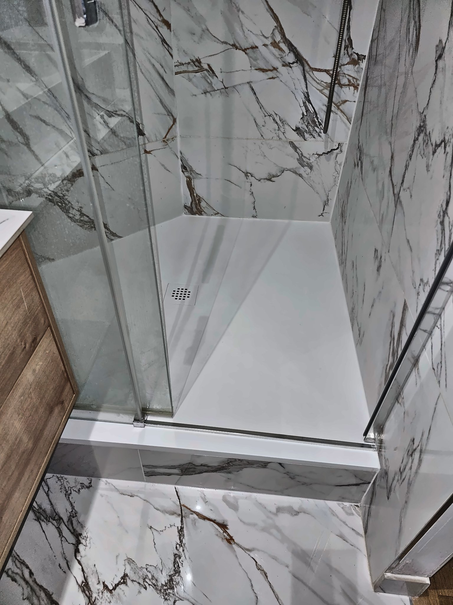 Douche avec carrelage effet marbre blanc et or — rénovation salle de bain Paris 15e