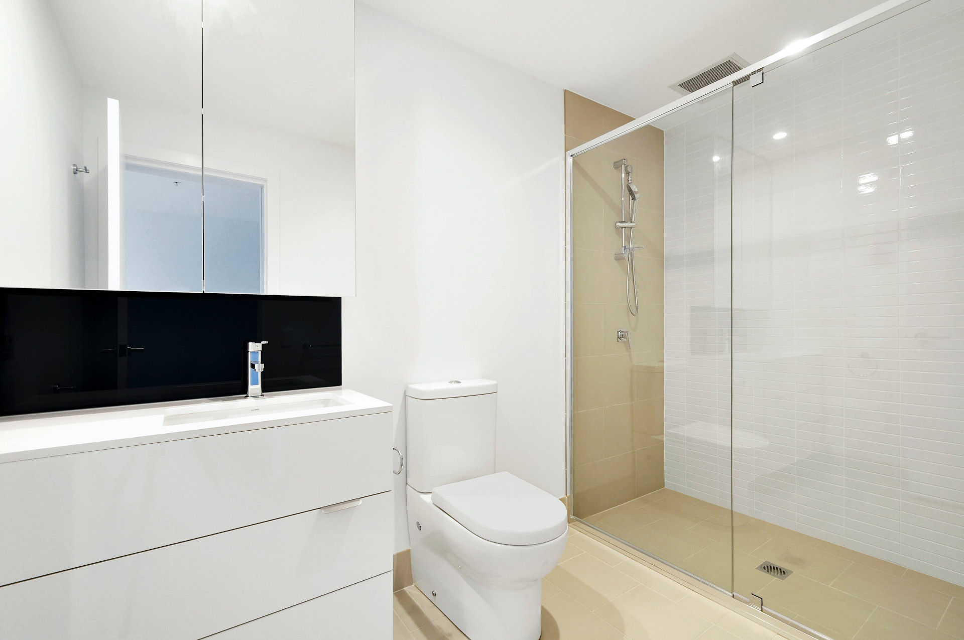 Salle d'eau minimaliste — Issy-les-Moulineaux